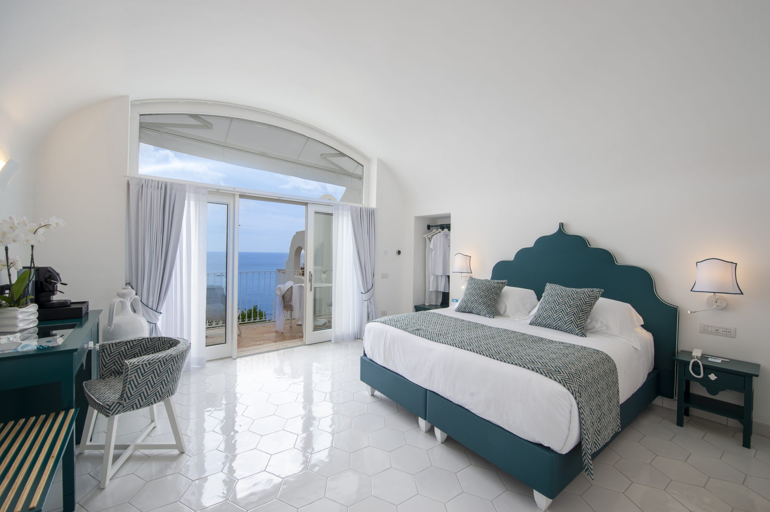 vasca idromassaggio su terrazza vista mare
