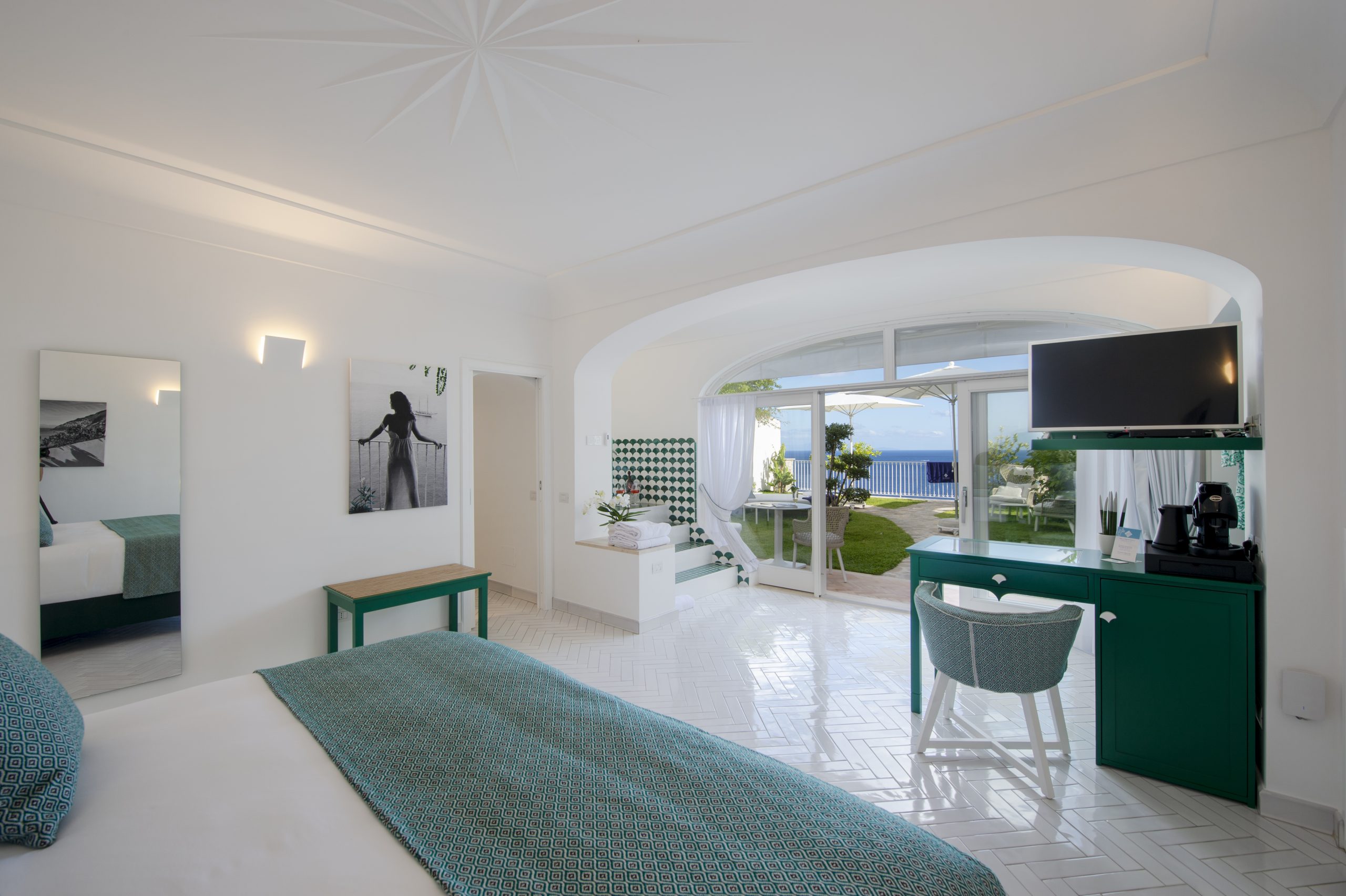vasca idromassaggio su terrazza vista mare